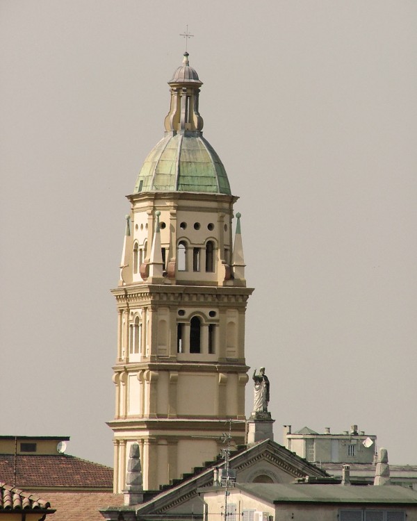 Glockenturm der Pfarrkirche San Pietro Apostolo